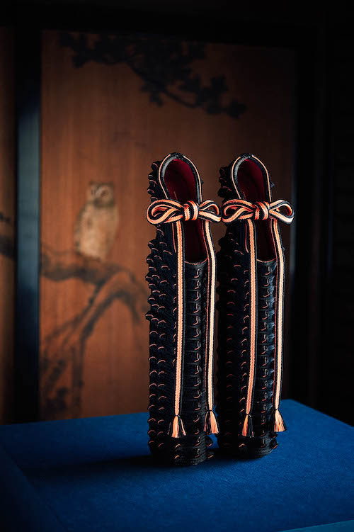 東京くみひもの「龍工房」とコラボレーションしたヒールレストゥ シューズ。冠組(ゆるぎぐみ)で組まれた飾り 結びが特徴的。 Photo by GION
