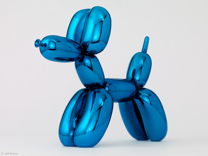 ジェフ・クーンズ『バルーン・ドッグ（ブルー）』（2021年） BERNARDAUD, ©Jeff Koons