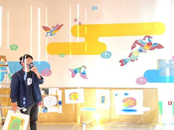 試泊中、ちょうどキッズルームの壁画の制作を完成させていた染色家・知花幸修さん。