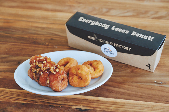 プレーンとアップルパイのハーフ＆ハーフ ¥700／Mini Donut Factory