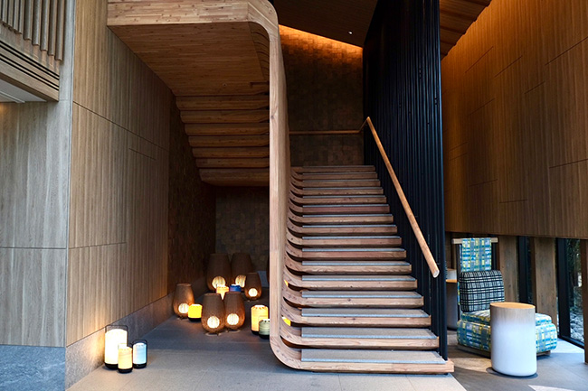 長野県産唐松を使った階段が印象的なスパ棟