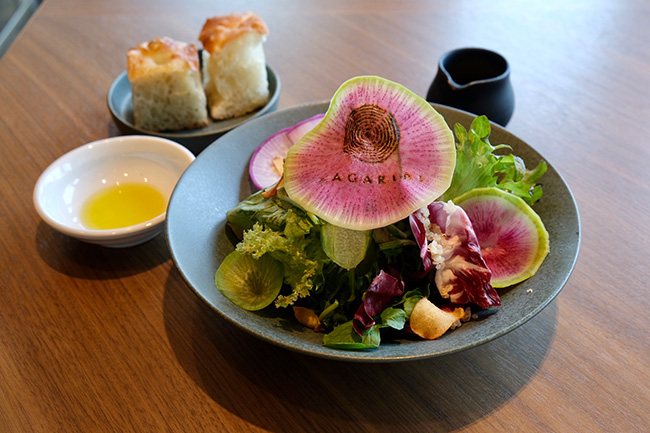 柳沢農園の野菜を使った「KABARIBIインサラータ」と「プレーンフォカッチャ」と「ローズマリーのフォカッチャ」