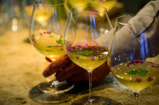 ハーブや草花、スパイスはワイン表現の「定番」。それらを実際に使用することで、ワインの個性は強調される