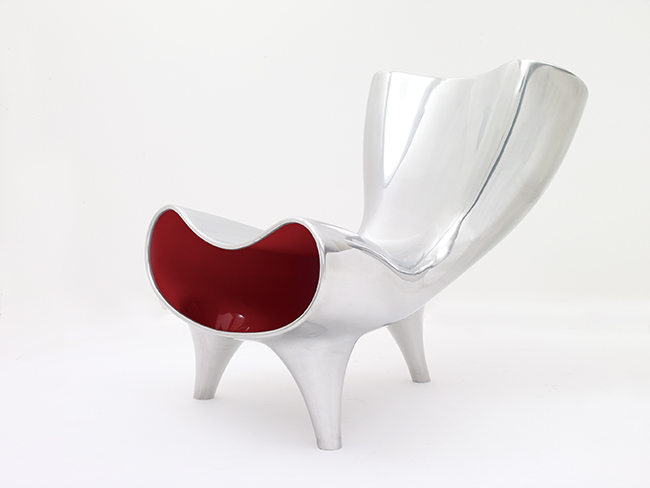 マーク・ニューソン『Orgone Chair』 1993年　オーストラリア出身、丸みを帯びた形や色づかいが印象的なデザイナー。まず家具デザインで存在感を発揮。その後、製品に付加価値を与えるためデザインで差別化する風潮を背景に、スニーカーからスペースシャトルに至るまでさまざまなデザインプロジェクトに参加。なかでも「au Design Project」の携帯電話（04年）は、オレンジやグリーンの色使いで話題の的に。 © Marc Newson Ltd