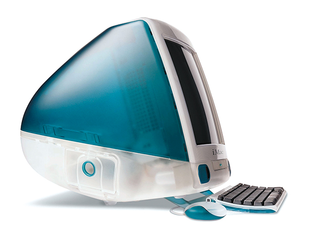 アップル「iMac G3」 1998年（デザイン：ジョナサン・アイブ）　ボンダイブルー、タンジェリン、ストロベリーなど、お洒落な色の名前が付けられた半透明プラスチックの丸っこい初代「iMac」は、PCの常識を覆した革命的なプロダクト。コンピューターという存在を、マニアが扱う堅苦しいものではなく、“私たちの目の前にすぐあるもの”であると知らしめたのは、その形状の軽やかさと圧倒的な存在感だった。（Photo：Getty Images）