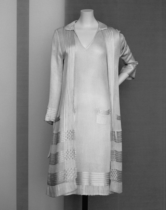 ガブリエル・シャネル ドレスとジャケットのアンサンブル 1922-1928 年 絹ジャージー パリ、パトリモアンヌ・シャネル　©Julien T. Hamon