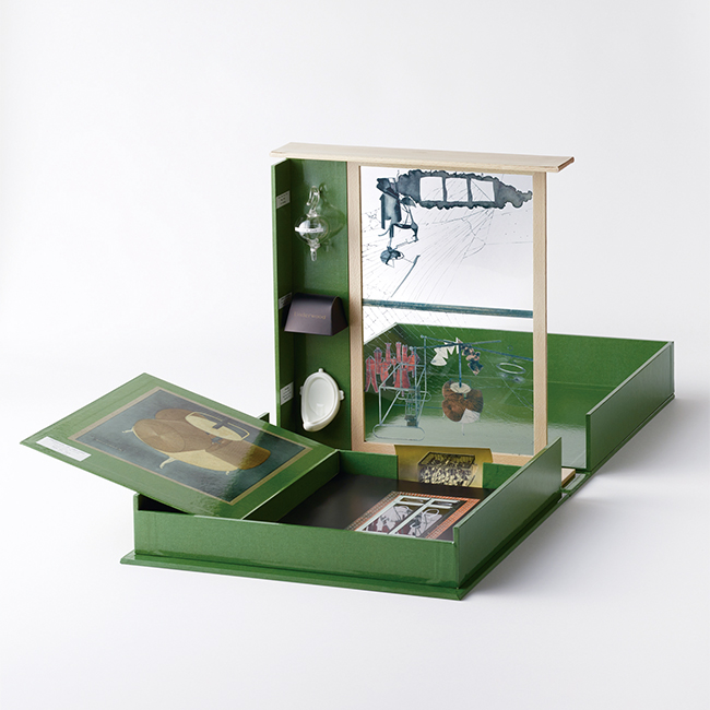『BOÎTE-EN-VALISE : MUSEUM IN A BOX by Marcel Duchamp』（￥33,000／WALTHER KÖNIG） （問）リビング・モティーフ 03-3587-2463　https://shop.livingmotif.com/
