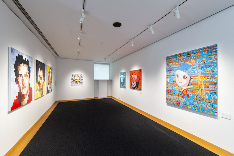 代官山ヒルサイドフォーラム会場での「二次元派展」展示風景より。　photo by Arecibo