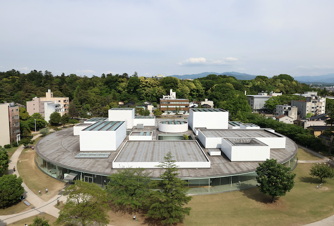 『金沢21世紀美術館』（2004年）
設計: SANAA　※写真は2022年、金沢市役所屋上から撮影
