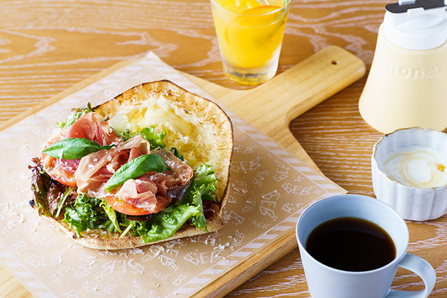 朝食セット（パニーノ 生ハムサラダ） ¥1,300 ヨーグルト、フリードリンク付き