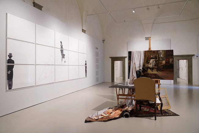 フィレンツェ・ノヴェチェント美術館の個展『現在とはいつですか？』（2022年）。壁の絵《フリーフォール（幸せな自殺）》2018–2019年　Photo: Ela Bialkowska, OKNO Studio　Courtesy of Fondazione Giulio e Anna Paolini, Turin