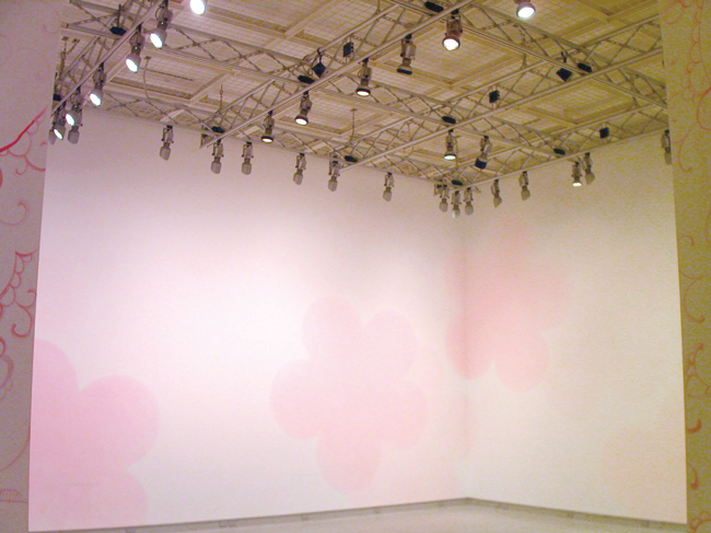 5.『Untitled』2004年　展示風景：「Pink Vacancy 西山美なコ　ライブ・ドローイング」（資生堂ギャラリー、2004年）Photo：金澤正人　courtesy of the artist　© Minako Nishiyama　白地の下から浮かび上がるピンクによって、浮遊感のある空間を構成。