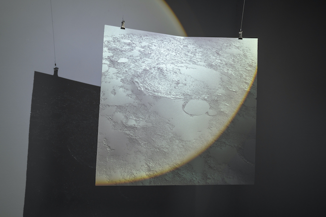 須藤 美沙 『Moon（the Crater Daedalus）』 2021 紙 (スタードリーム-FS) 53cm×54cm トーキョーアーツアンドスペース Photo: 加藤 健
