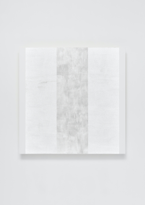 Mary Corse, Untitled (White Inner Band, Beveled), 2022, glass microspheres in acrylic on canvas, 127 cm× 127cm× 10.2 cm Photography: Flying Studio, Los Angeles © Mary Corse, 協力： Pace Gallery / SCAI THE BATHHOUSE