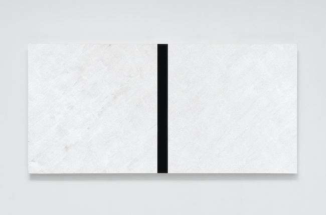 Mary Corse, Untitled (White with Narrow Black Band, Diagonal Strokes, Beveled), 2022, glass microspheres in acrylic on canvas, 99.1 cm× 205.7cm× 10.2 cm 協力： Pace Gallery / SCAI THE BATHHOUSE