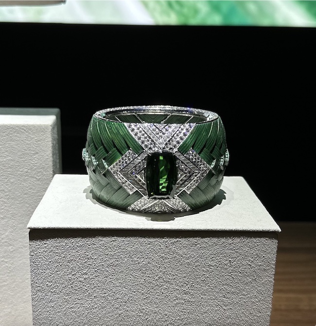 「フイヤージュディアマン カフブレスレット」（WG×アルミニウム×ダイヤモンド×グリーントルマリン）￥87,120,000（予定価格）