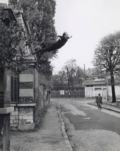 Yves Klein, Leap into the Void, 1960 5, rue Gentil-Bernard, Paris, France © The Estate of Yves Klein c/o ADAGP, Paris Photo © : Harry Shunk and Janos Kender J.Paul Getty Trust. The Getty Research Institute, Los Angeles. (2014.R.20) 