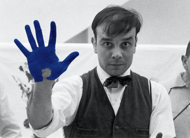 Portrait of Yves Klein made on the occasion of the shooting of Peter Morley Charles Wilp's studio, Düsseldorf, Allemagne © The Estate of Yves Klein c/o ADAGP, Paris Photo © : Charles Wilp / BPK, Berlin