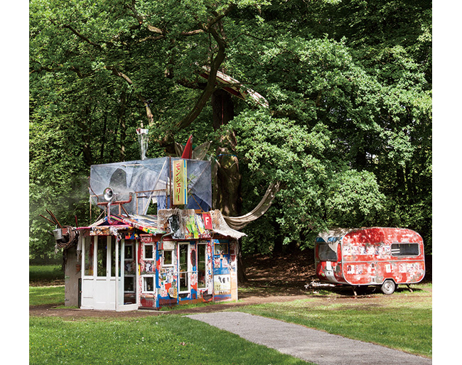 『モンシェリー：スクラップ小屋としての自画像』2012年　Commissioned by dOCUMENTA(13)　Photo: 山本真人　「ドクメンタ」での展示風景。会場では再構成バージョンを展示予定。
