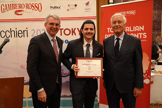 右からガンベロロッソCEOのルイジ・サレルノ、アルマーニ リストランテ エグゼクティブシェフ カルミネ・アマランテ、ジャンルイジ・ベネデッティ駐日イタリア大使