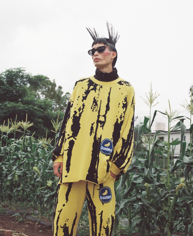 井野がデザインするプロダクトでPZを驚かせたものの一つが、ダブレット2022春夏コレクションに登場した着るとその人がバナナになる、バナナ柄アイテム。「羨ましいくらいユニーク」とPZ大絶賛。　Photo：Ittetsu Matsuoka 