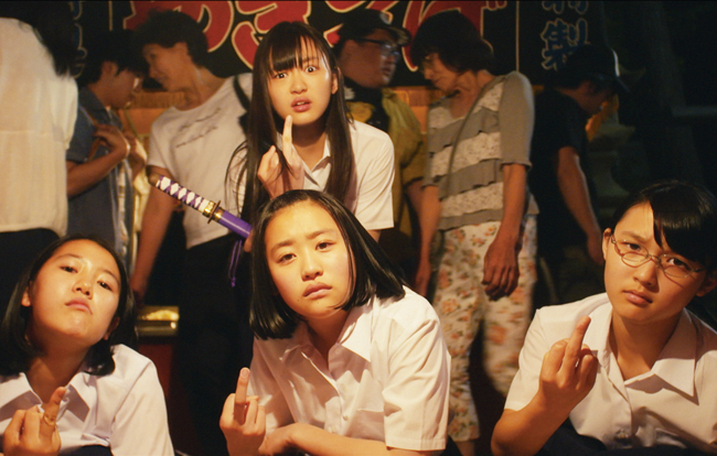 『そうして私たちはプールに金魚を、』2016年　2012年に埼玉県狭山市で実際に起きた出来事をもとに、４人の少女たちがプールに金魚を放った心情を鮮烈に描いた25分の短編映画。サンダンス映画祭短編部門にて日本人初のグランプリ受賞作。©️MOON CINEMA PROJECT