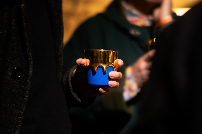 純金の釉薬が施されたDRIPSのカップは一点ごとに垂れ具合など趣が異なる。Photo by Aya Kishimoto