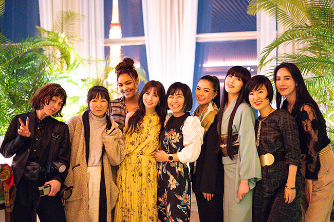 左から 217..NINA、タカノ綾、Crystal Kay、May J、小野美智代、水野亜彩子、万美、白川麻美、Rika Tatsuno