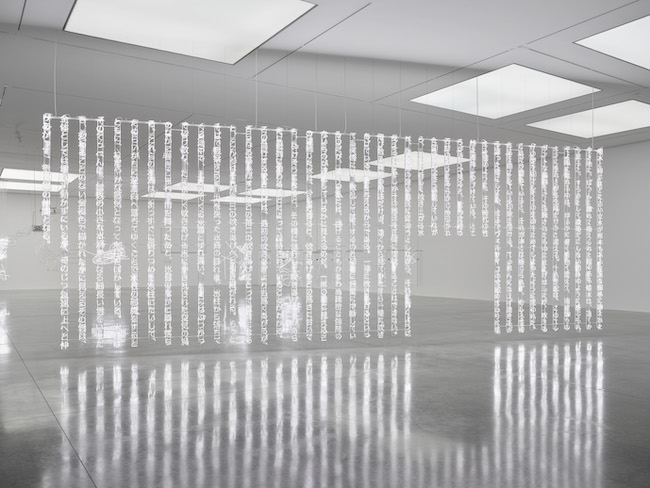 Cerith Wyn Evans, “F=O=U=N=T=A=I=N”, 2020, white neon, 382 x 1084 cm Courtesy of Taka Ishii Gallery and White Cube　