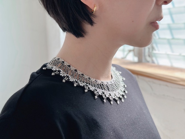 リフィルの「COTTONY SOFT STRETCH TEE」（サイズ02）にエンラセの「Enlace Beads Collar Necklace / Ice」をしています。