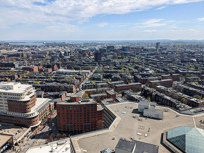 今回宿泊した34階の客室からは、ボストンの街並みだけでなくマサチューセッツ湾まで見渡せた