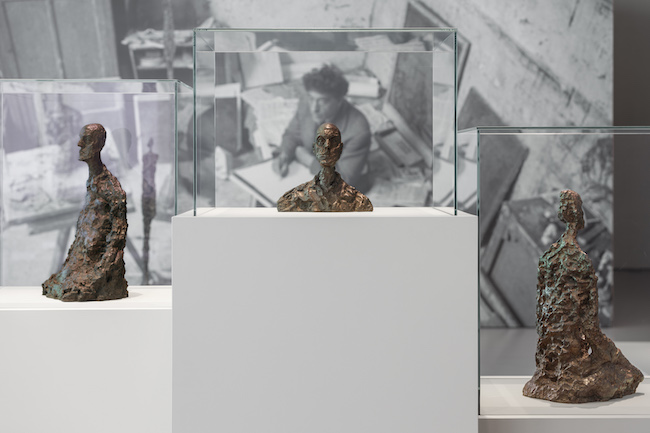 ALBERTO GIACOMETTI エスパス ルイ･ヴィトン大阪での風景（2023年）Exhibition view at Espace Louis Vuitton Osaka (2023) BUSTE D’HOMME (LOTAR II) 《男の胸像》（ロタール Ⅱ） 1964-1965年頃 ブロンズ / Bronze Bronze Susse Foundry（1969年鋳造、エディション1/8）/（cast of 1969, ed. 1/8）57.8 x 37.2 x 25 cm, TÊTE D’HOMME (LOTAR I)《男の頭部》（ロタール Ⅰ）1964-1965年頃 ブロンズ / Bronze Susse Foundry（1976年鋳造）/（cast of 1976）
25.8 x 29.5 x 14.4 cm, BUSTE D’HOMME ASSIS (LOTAR III)《座る男の胸像》（ロタール Ⅲ）1965年 ブロンズ / Bronze Susse Foundry（1968年鋳造、アーティストプルーフ1/11）/（cast of 1968, artist proof 1/11）65.5 x 28.2 x 35.5 cm Fondation Louis Vuitton, Paris © Succession Alberto Giacometti / Adagp, Paris 2023 Photo credits: © Jérémie Souteyrat / Louis Vuitton