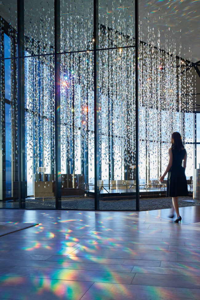 【2】　【1, 2】コンラッド大阪の常設作品より。エレベーターホールに設置された、幾何学折り形状のプリズムで構成されるアートシャンデリア『Prism Chandelier』およびスカイバー＆ラウンジのインスタレーション『AURA』。2017年