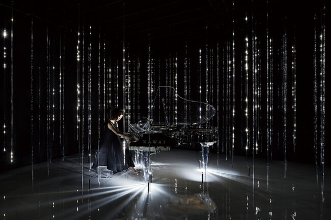 【10】 光の雨を表現した『White Rain』（2011年）の発展版として、光の動きをクリスタルグランドピアノの音と呼応させた作品。『Crystal Rain』（ミラノサローネ2018 KAWAIのためのインスタレーション）