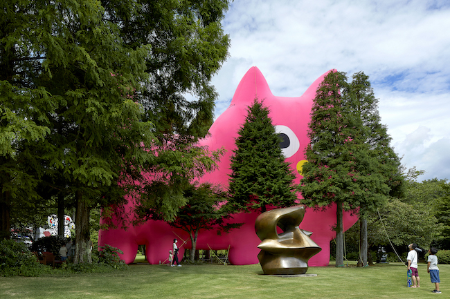 飯川雄大『デコレータークラブ—ピンクの猫の小林さん』2022年 彫刻の森美術館「デコレータークラブ：同時に起きる、もしくは遅れて気づく」の展示風景 Photo: Takafumi Sakanaka 