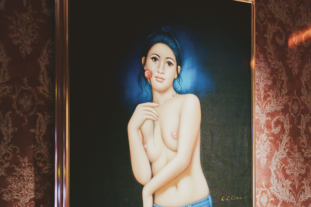VIPルームのセクシーな絵画はキャンバスの代わりに黒いベルベット地にエアブラシで描かれた「ブラック・ベルベット・ペインティング」。