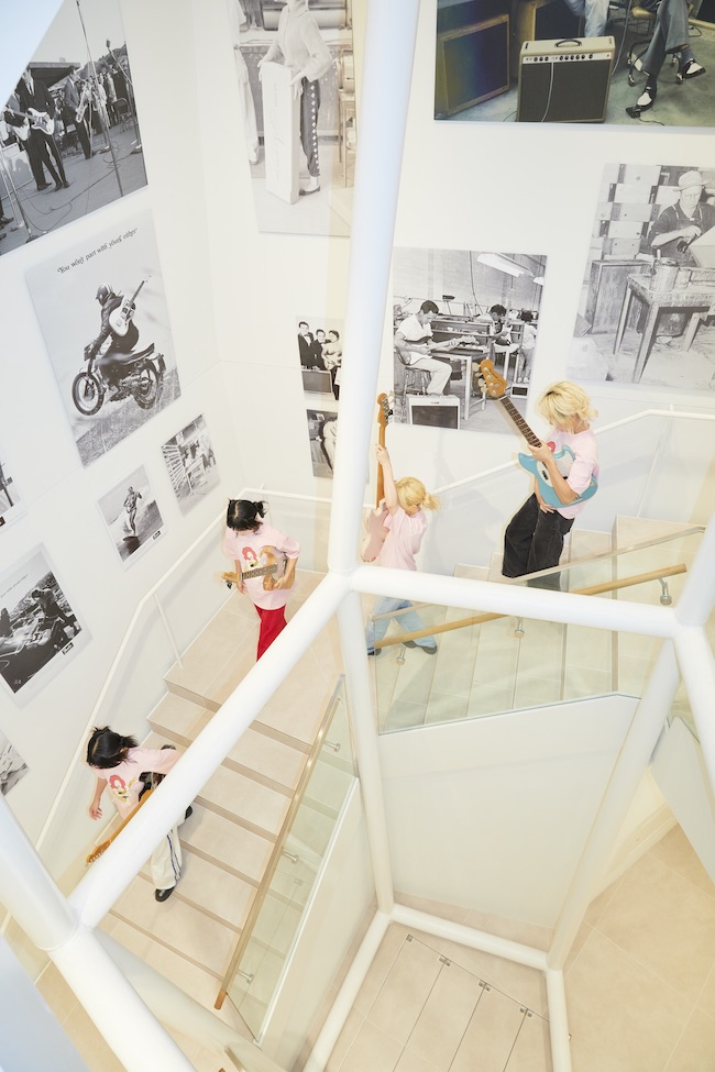 螺旋階段にはFenderのアイコニックな広告写真やフェンダーを愛するアーティスト達の写真が展示されている。