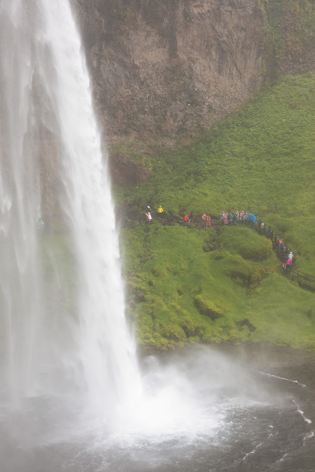 アイスランドには滝が多く存在し、人気の観光スポットでもある。首都レイキャビクからほど近いスコゥガルの滝にて撮影。 Photo: Rinko Kawauchi