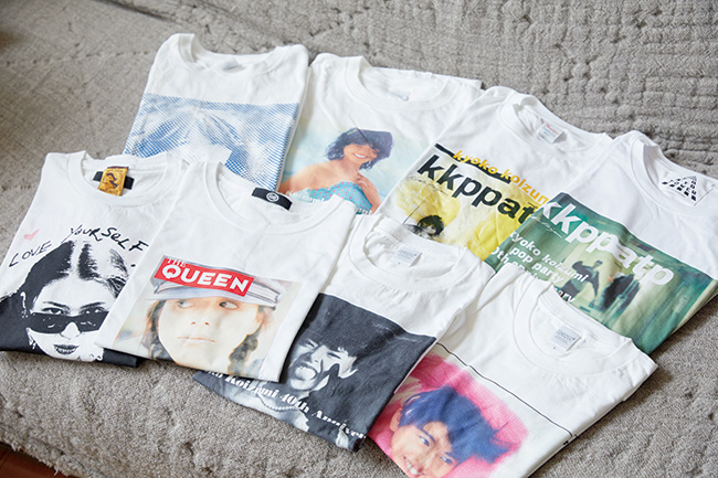 昨年のデビュー40周年記念でリリースしたツアーTやコラボTシャツ。王道的な感じでガツンとキョンキョン推しに。〈上段左・上段中左・下段右・下段中右〉31年ぶりの全国ホールツアー KKPP（Kyoko Koizumi Pop Party）Tシャツはすべて本人デザイン。さまざまなジャケット写真やアーティスト写真をプリント。デビュー前の写真から水着姿までプレミアもの。〈下段中右・下段右〉KKPPアンコールTシャツ“BACK STAGE”バージョン。40周年記念で〈下段中右・下段右〉かれこれ30年以上の付き合いになるスタイリストの馬場（圭介）ちゃんのブランド「GB by BABA」とコラボしたTシャツ。90年代に発売したカレンダーのアーカイブ写真（撮影:小暮徹）をベースにデザイン。