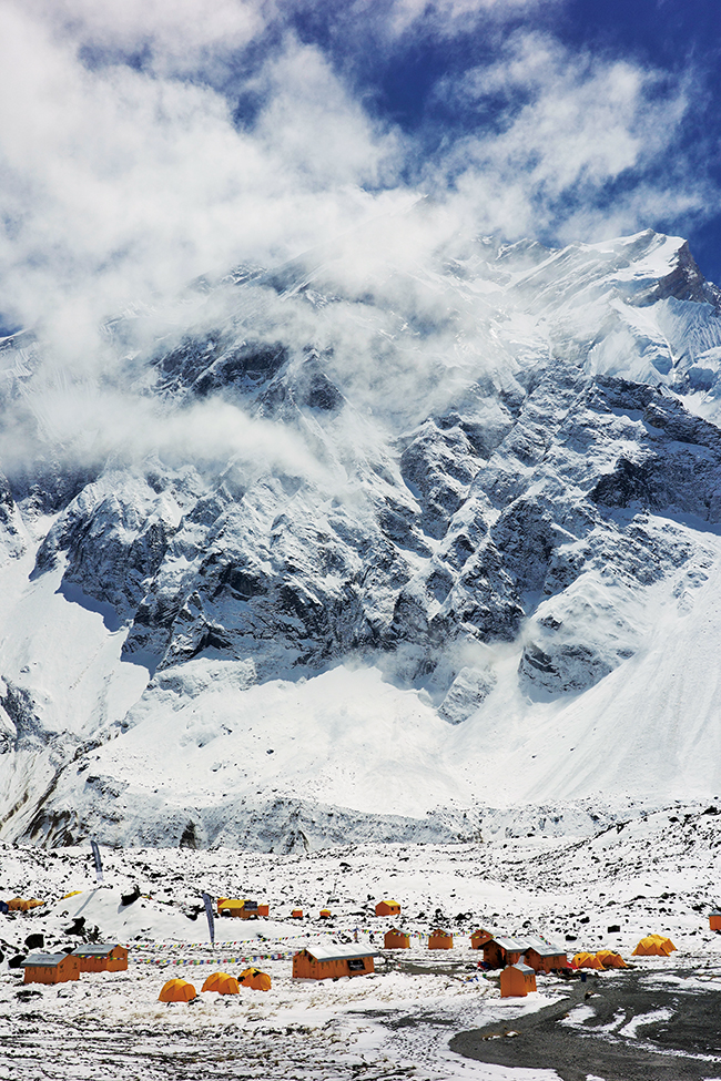 世界には標高8000mを超える山が14座あり、すでに9座（うち5座は昨年）に登頂。10座目となるネパールのアンナプルナ登頂を目指すさなか、天気の回復を待つ間に首都カトマンズでオンライン取材に応えてくれた。写真を撮りながらベースキャンプでサミットプッシュの機会を待つ。同じ8000m級の山々でも一つ一つの山に個性があり、登り方も異なるという。　Photo: Naoki Ishikawa