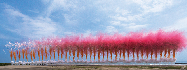 1.蔡國強『満点の桜が咲く日』福島県いわき市四倉海岸で6月26日正午より行われた白天花火プロジェクトの実施風景より。 Photo: 蔡文悠　提供: 蔡スタジオ