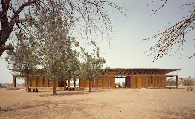 『ガンド小学校』2001年　ブルキナファソ Photo: Siméon Duchoud　Courtesy of Kéré Architecture
