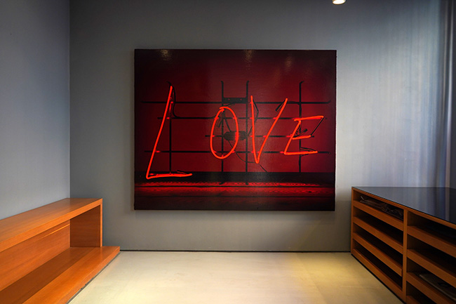 “LOVE”をテーマに造形されたネオン管を絵画に描いたネオンシリーズで知られているアーティスト、横山奈美に荻野いづみ自身が書いた “LOVE”という文字で作品制作を依頼。