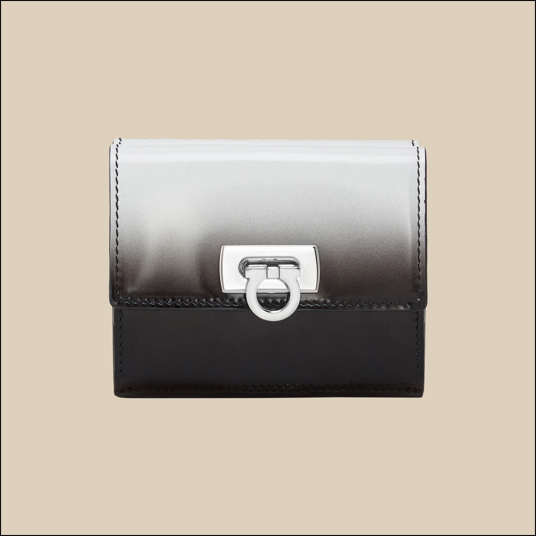 二つ折り財布　￥104,500（H9×W10×D2cm）／Ferragamo（フェラガモ･ジャパン 0120-202-170）