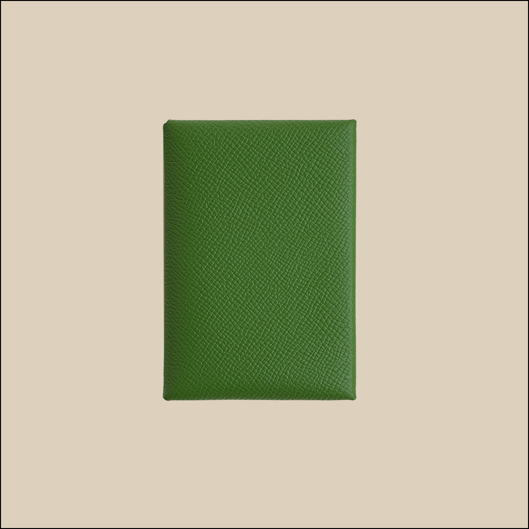 財布「カルヴィ」デュオ コンパクト  ￥70,400（H10.5×W7cm）／Hermès（エルメスジャポン 03-3569-3300）