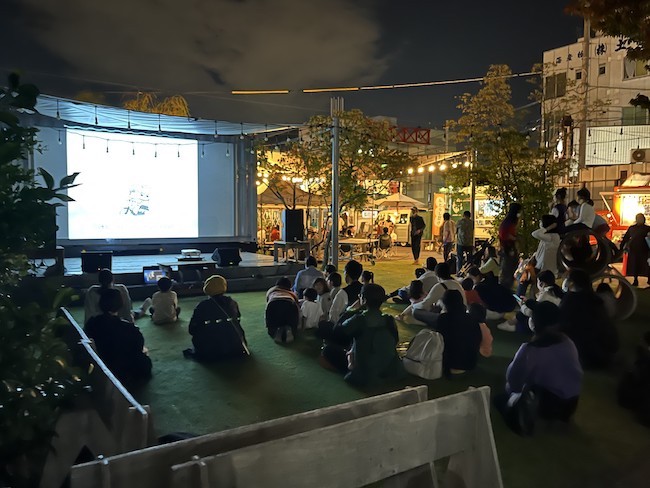 屋外映画祭のイメージ　（下北線路街 空き地）