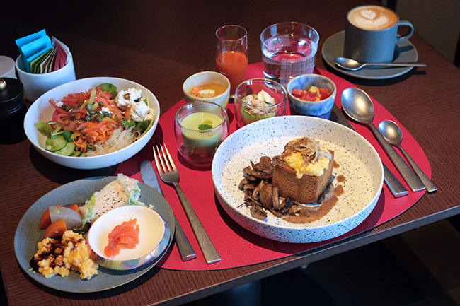 「“渋谷スクランブル”ハニートースト」を含む朝食の一例