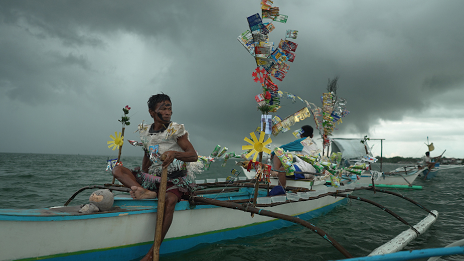 マルタ・アティエンサ『漁民の日 2022』（2022年）制作協力：ハン・ネフケンス財団、モンドリアン財団、シェーン・アケロイド　コミッション：第17回イスタンブール・ビエンナーレ　Courtesy: Silverlens, Manila/New York