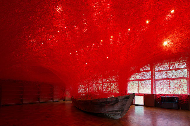 塩田千春『時を運ぶ船』©JASPAR,Tokyo,2023 and Chiharu Shiota   Photo：Kichiro Okamura