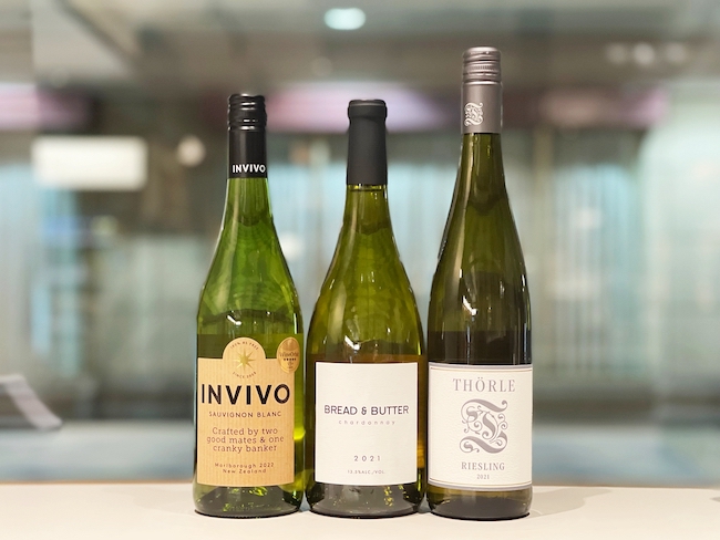 左からそれぞれソーヴィニヨン・ブラン、シャルドネ、リースリングから造られたワイン